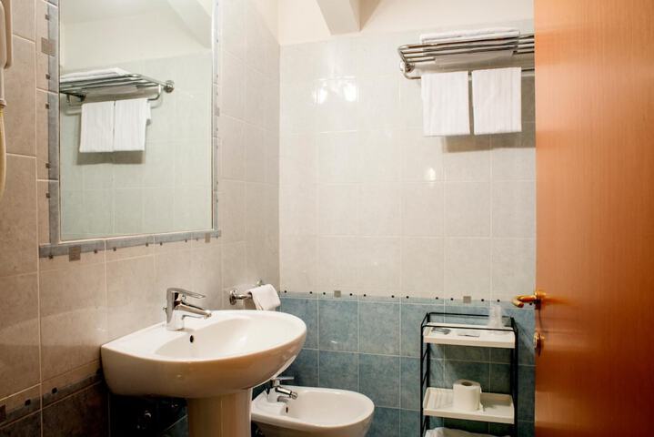 Room 21 of 27