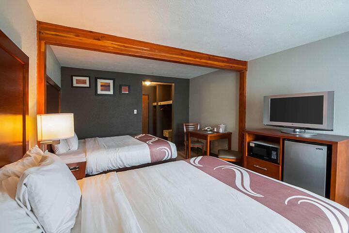 2 Queen Beds (1 of 9)