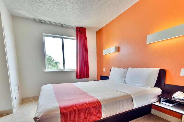 Double Bed Accessible (10 of 13)
