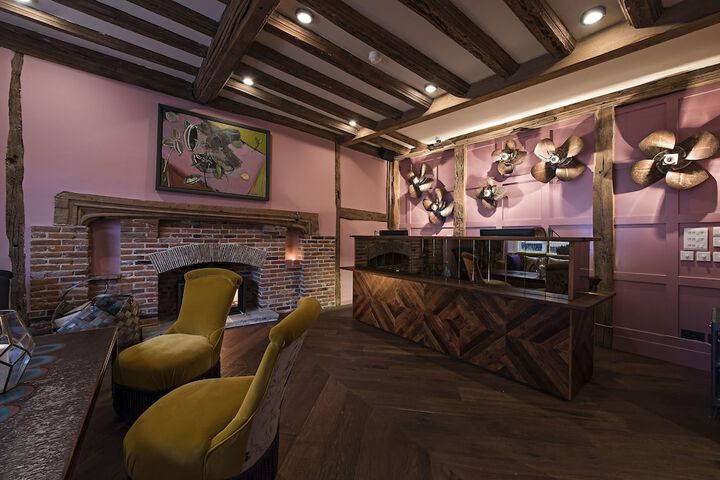 Concierge desk