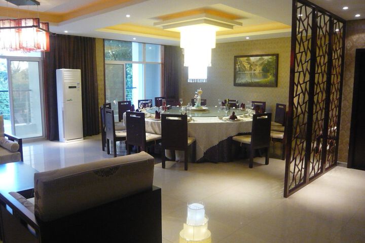 Dining 38 of 48