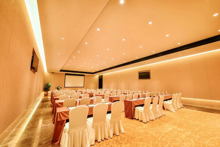 Ballroom/Hall 44 of 55