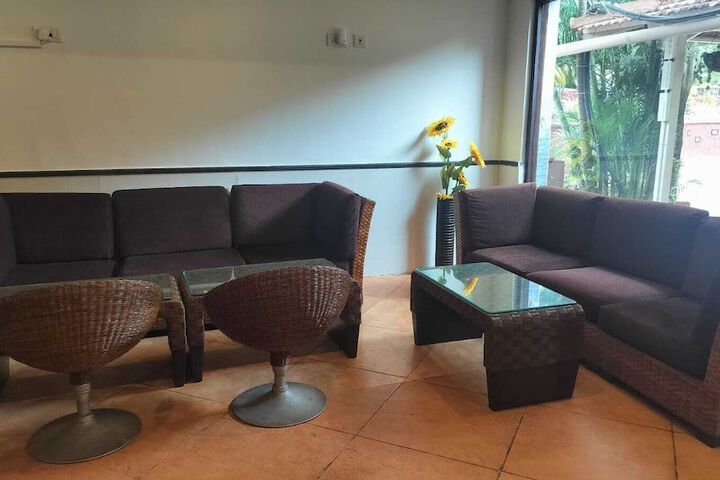 Lounge 39 of 48