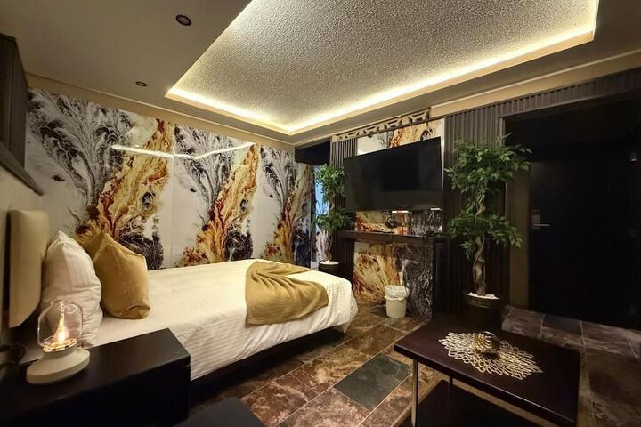 Room 4 of 157