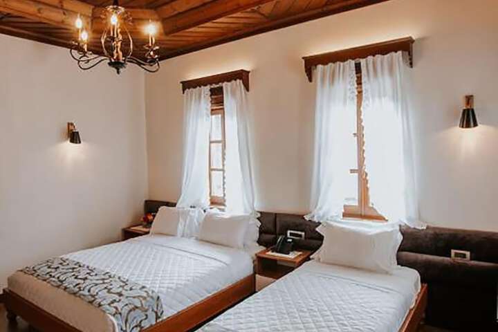 Room 3 of 97