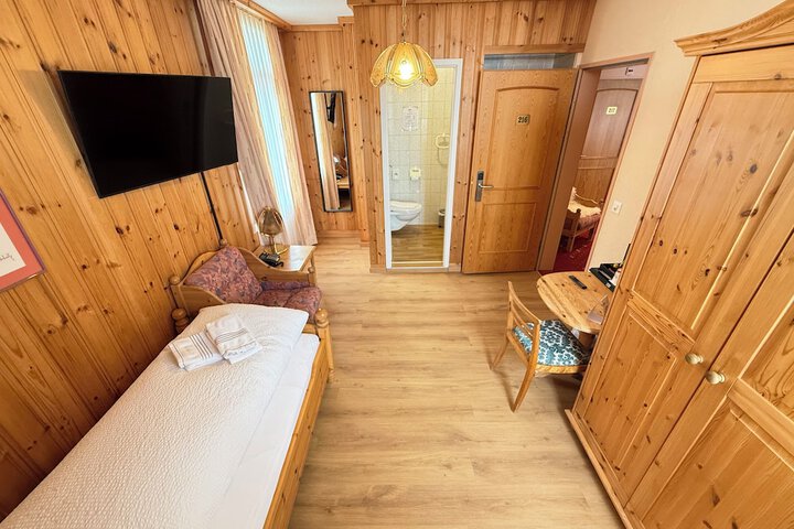 Room 14 of 163