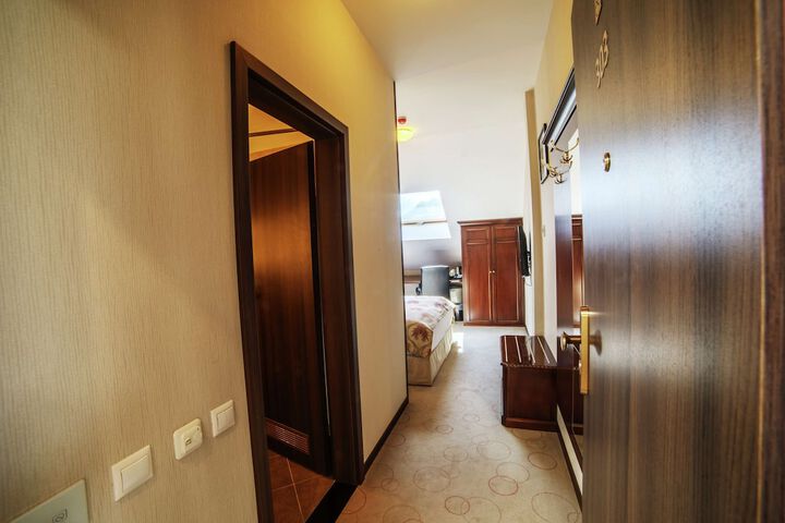 Room 3 of 28