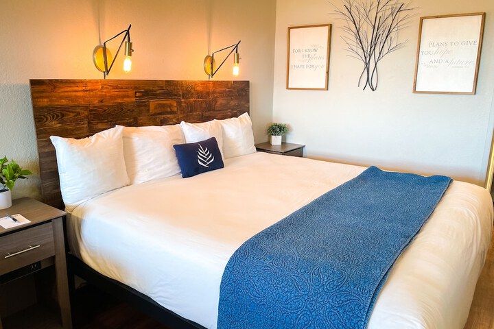 1 King Bed (11 of 15)