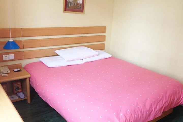 Room 4 of 12