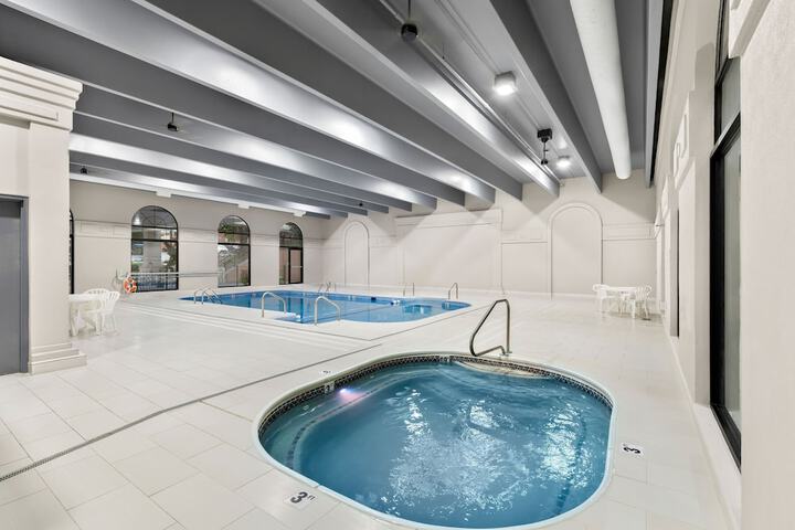 Indoor spa tub