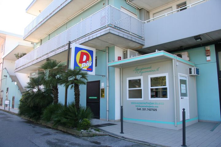 Check-in/check-out kiosk