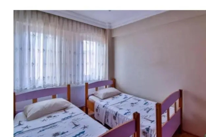 Room 4 of 8