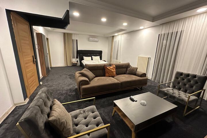Room 8 of 104