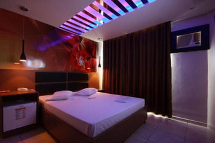 Room 5 of 8