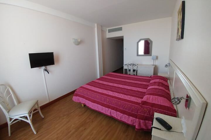 Room 6 of 37