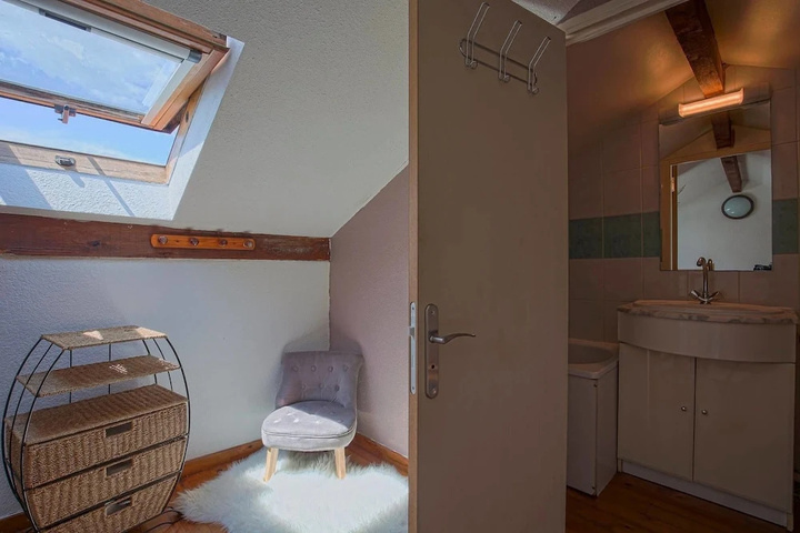 Room 4 of 8