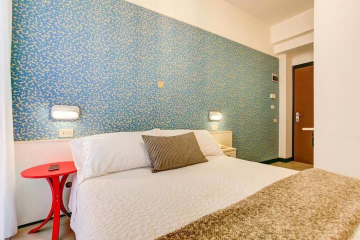 Room 10 of 32