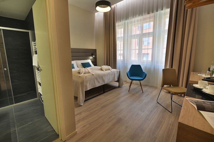 Room 6 of 43