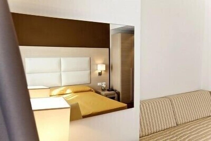 Room 12 of 41