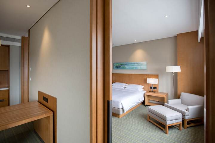 Room 10 of 32