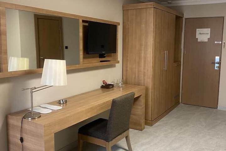 Room 6 of 28