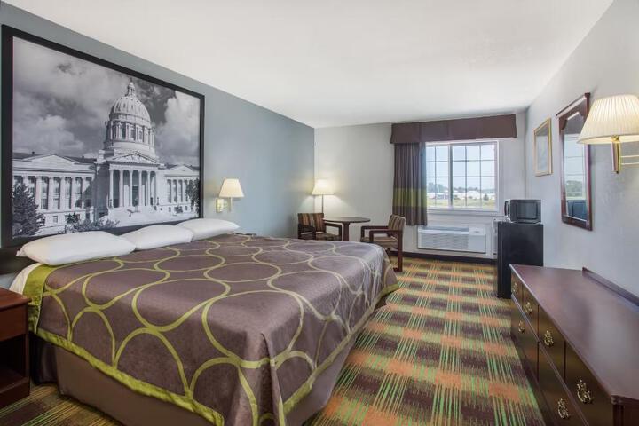 1 King Bed (4 of 8)