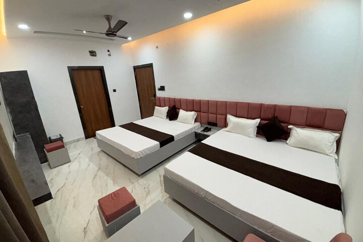 Room 5 of 12