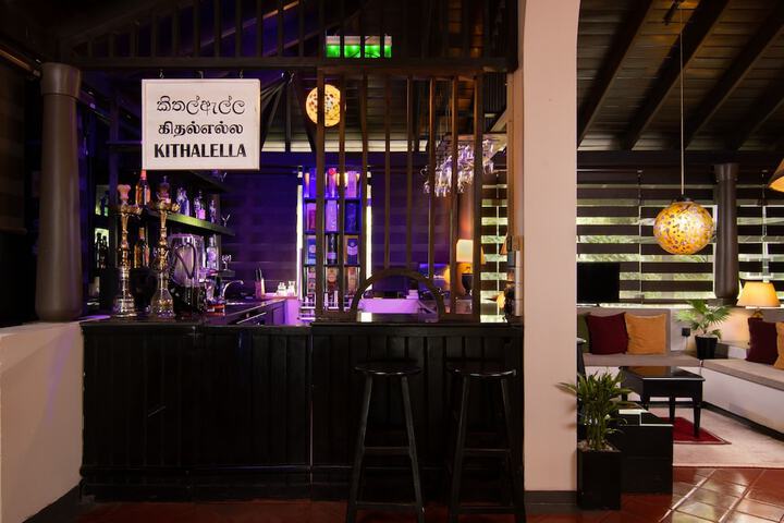 Lounge 31 of 49