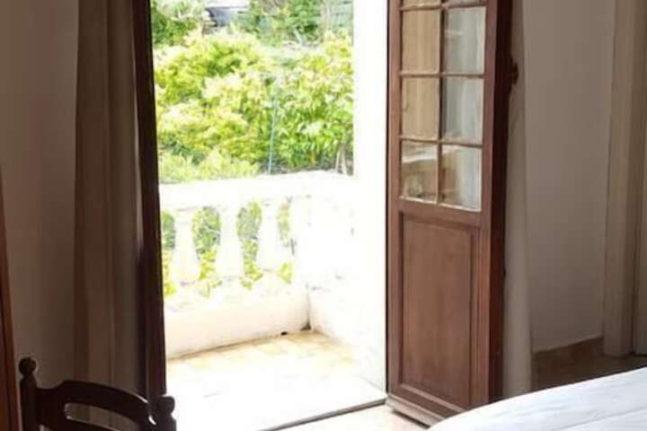Room 4 of 12
