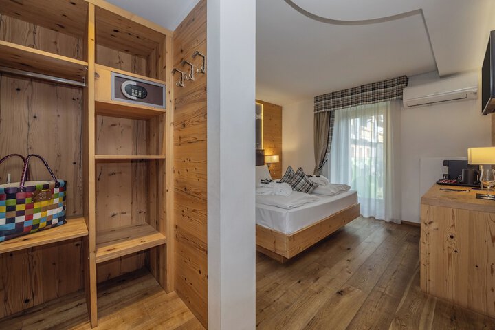 Room 52 of 192