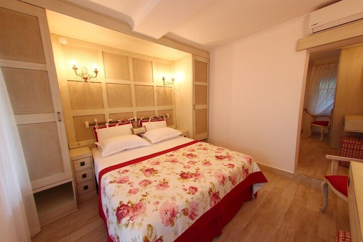 Room 6 of 80