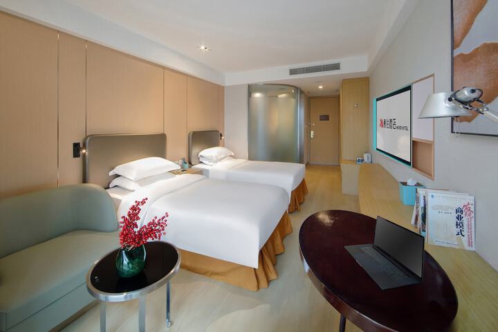 Room 6 of 12