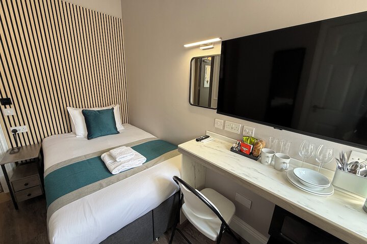 Room 4 of 163