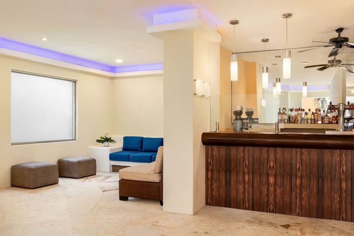 Lounge 42 of 55