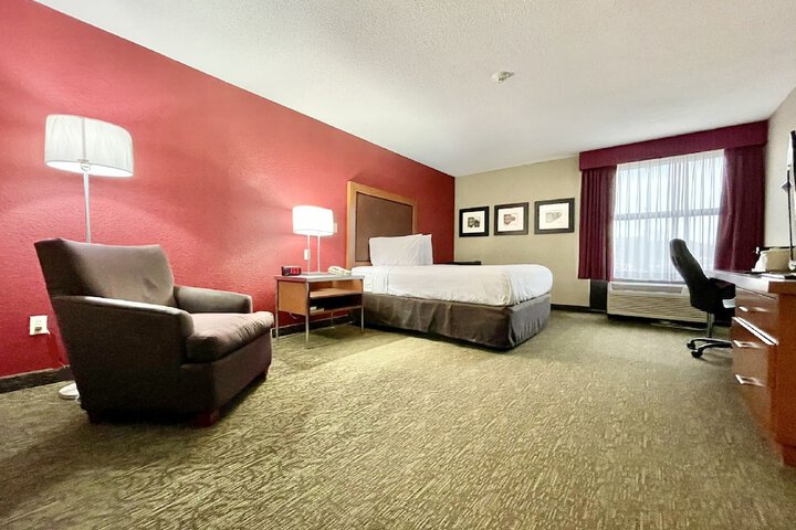 Executive King Bed (5 of 8)