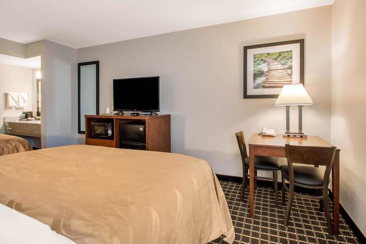 1 Queen Bed (6 of 18)
