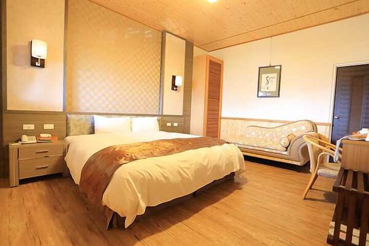 Room 10 of 28