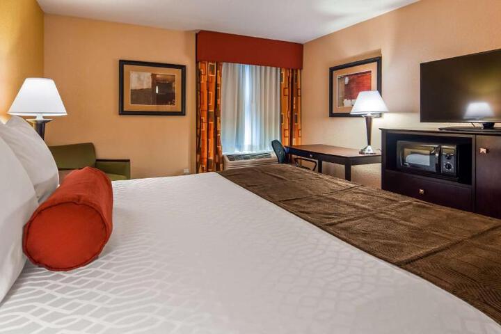 1 King Bed Microwave and Refrigerator WiFi Full Breakfast (6 of 7)