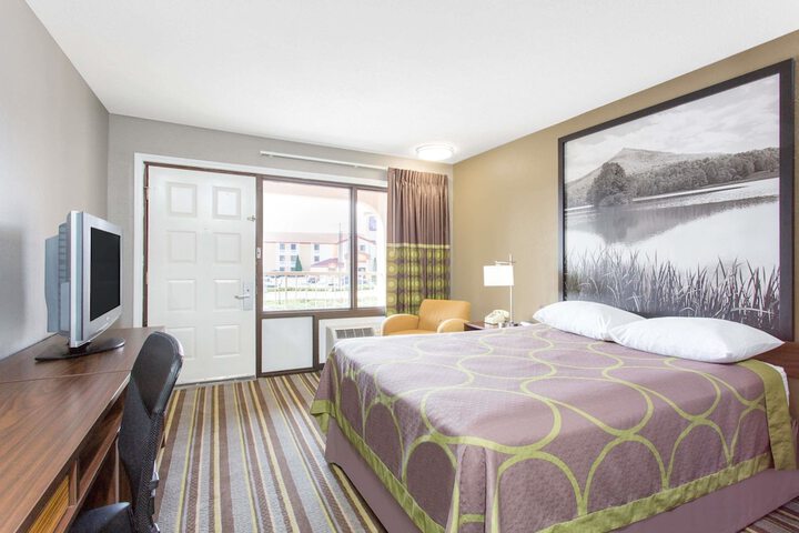 1 Queen Bed (3 of 13)