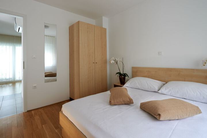 Room 9 of 32