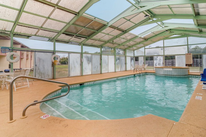 Indoor/outdoor pool