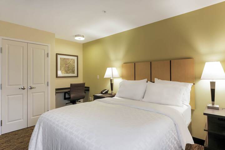 1 Queen Studio Suite with Kitchen (5 of 19)