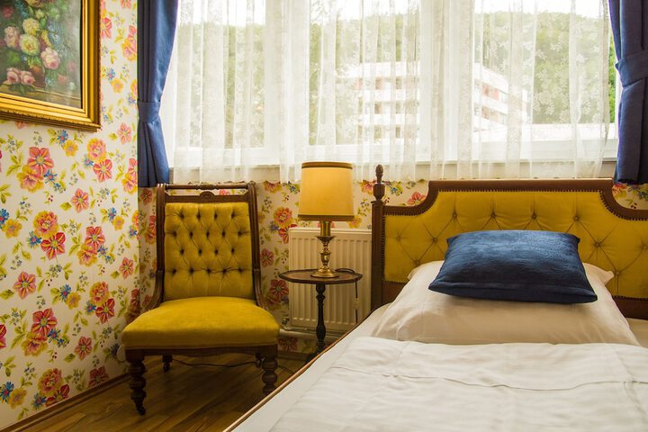 Room 13 of 38