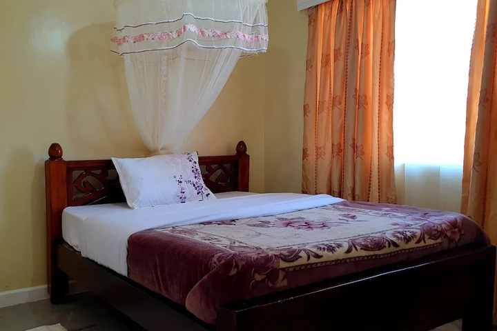 Room 4 of 8