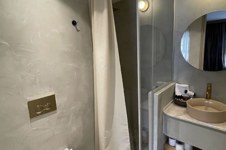 Room 34 of 64