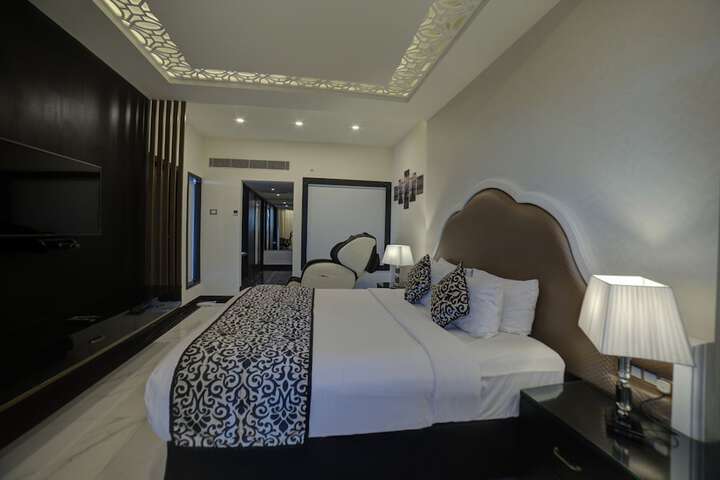 Room 12 of 82