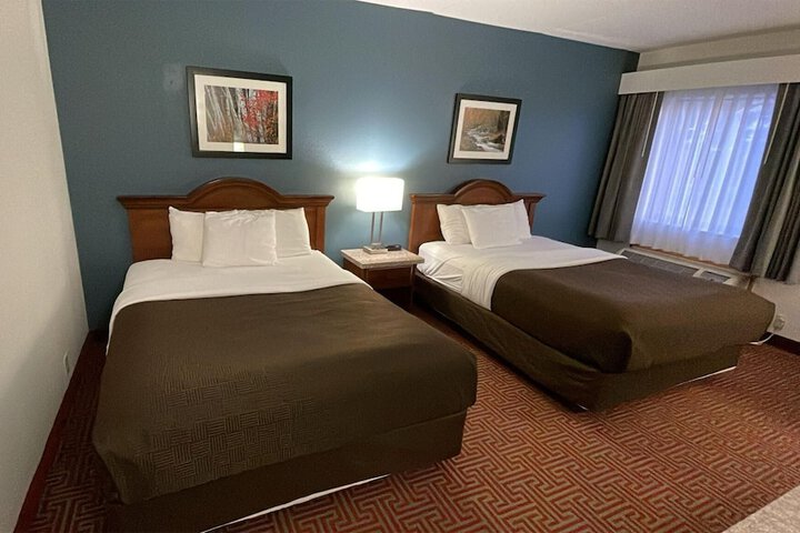 2 Queen Beds (5 of 6)