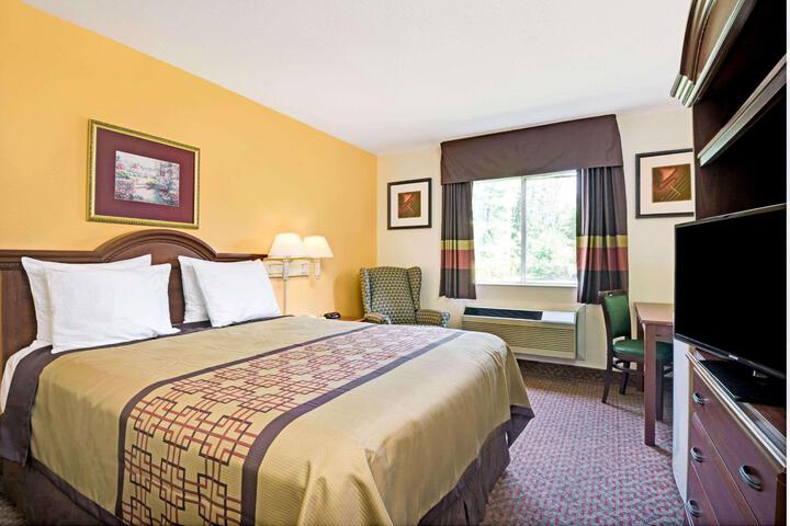 1 Queen Bed (2 of 15)