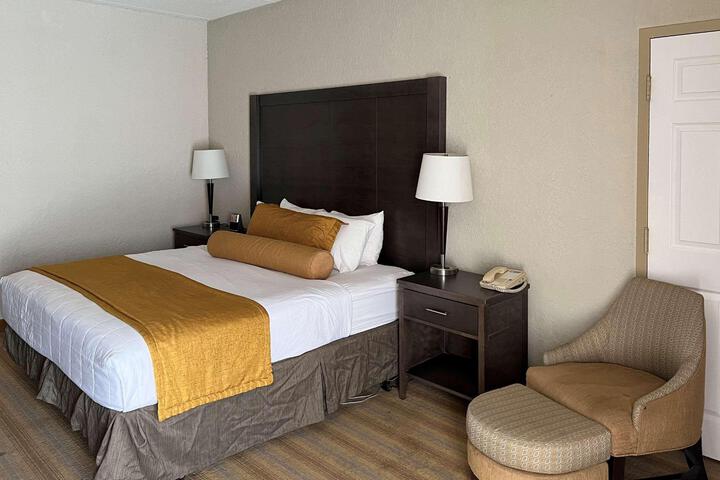 Quadruple Queen Bed (12 of 17)