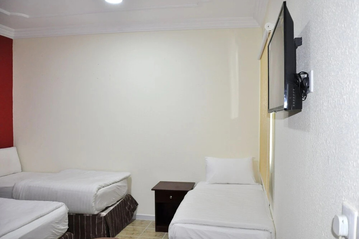 Room 6 of 18